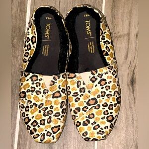 Toms cheetah alpargata with soft black faux fur lining. Women’s size 8.5